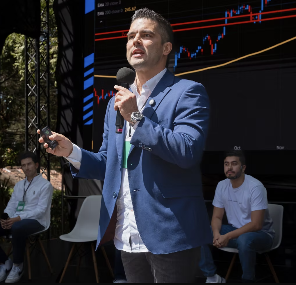 Juan Pablo Vieira presentando en escenario